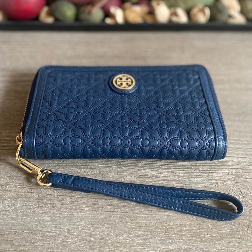 EUC • Tory Burch Bryant Smartphone Wristlet Wallet
